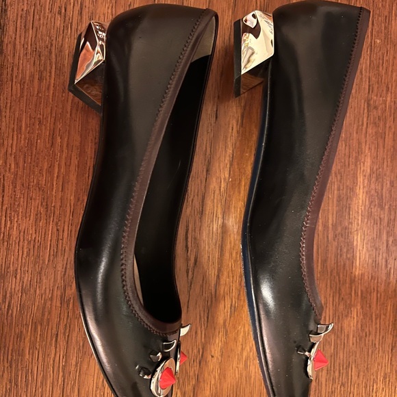 Fendi Women's Black leather 1 inch heels with a distinctive pattern. - Picture 2 of 7